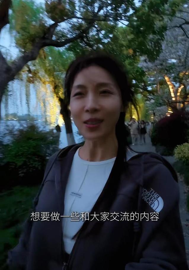 47岁韩剧天后现身西湖夜跑，竟无一人认出，网友感叹时代变了?
