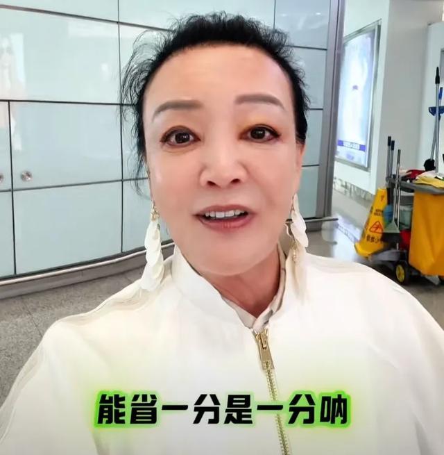 张兰给大孙子过生日，意外曝光马筱梅带娃坐头等舱，自己乘经济舱