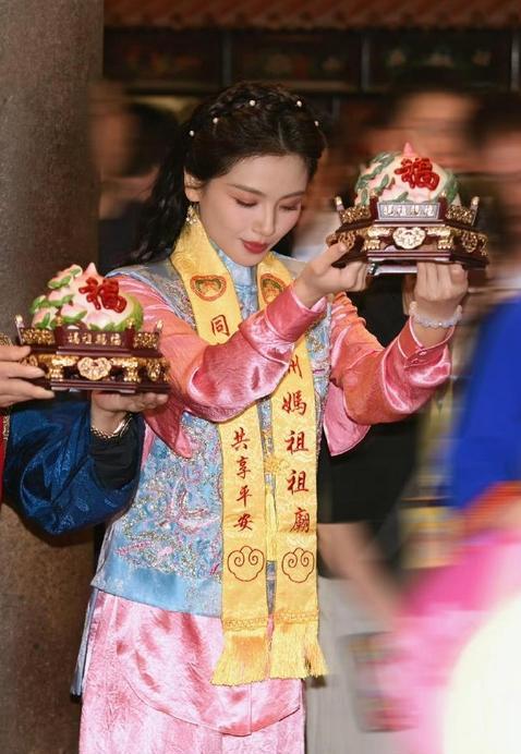刘涛现身妈祖诞辰：内娱唯一天庭编制演员，福建人见了真会拜？