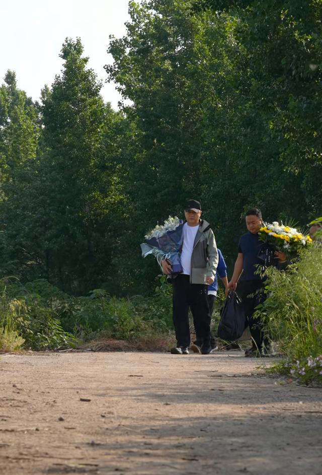 李亚鹏回河南老家，在田边跪地祭拜父亲和奶奶，墓碑简朴感人