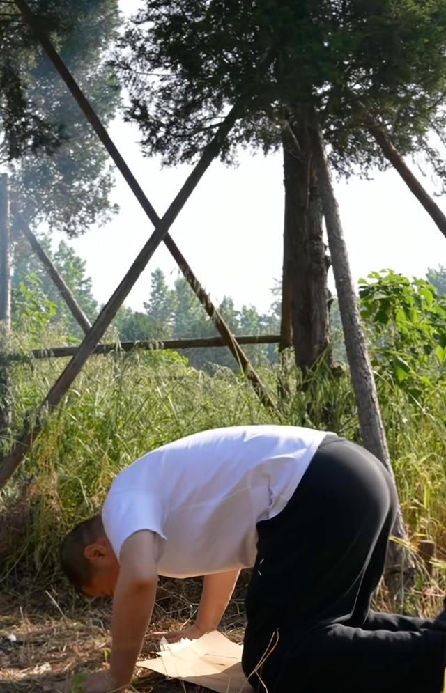 李亚鹏回河南老家，在田边跪地祭拜父亲和奶奶，墓碑简朴感人