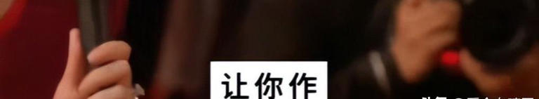豪门梦碎后50岁李小冉重返舞台，手臂写满歌词谋生现状惹人唏嘘