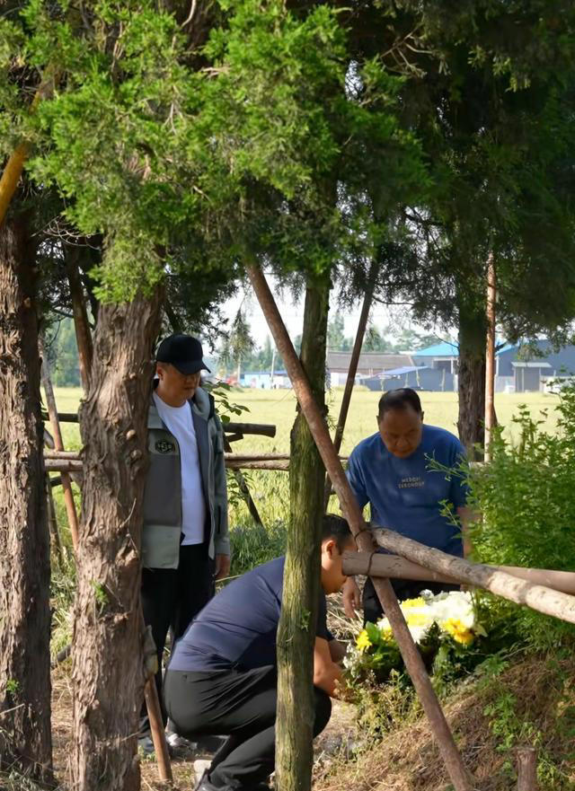 李亚鹏回河南老家，在田边跪地祭拜父亲和奶奶，墓碑简朴感人