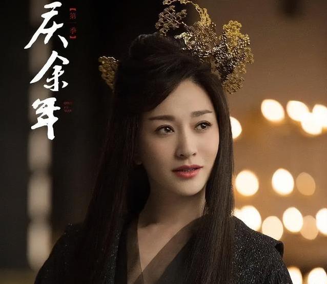 豪门梦碎后50岁李小冉重返舞台，手臂写满歌词谋生现状惹人唏嘘