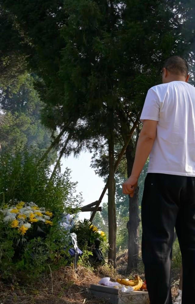 李亚鹏回河南老家，在田边跪地祭拜父亲和奶奶，墓碑简朴感人