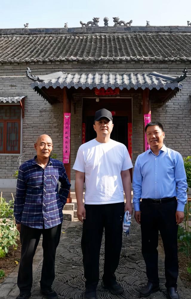 李亚鹏回河南老家，在田边跪地祭拜父亲和奶奶，墓碑简朴感人
