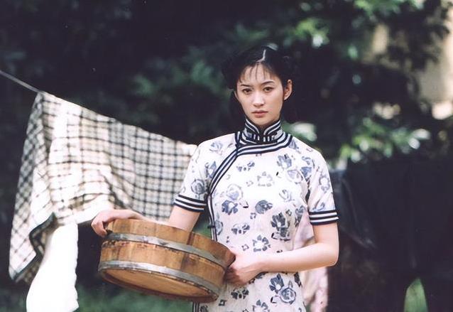 豪门梦碎后50岁李小冉重返舞台，手臂写满歌词谋生现状惹人唏嘘
