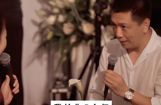 豪门梦碎后50岁李小冉重返舞台，手臂写满歌词谋生现状惹人唏嘘
