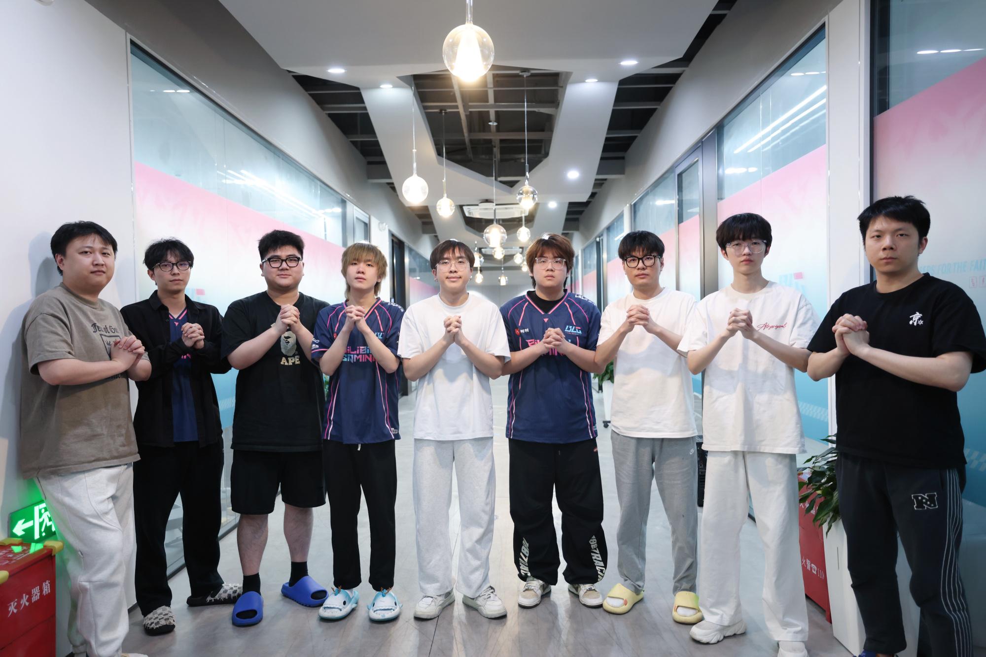 战胜WOL，赛后BLG发布合照：🥷第一招