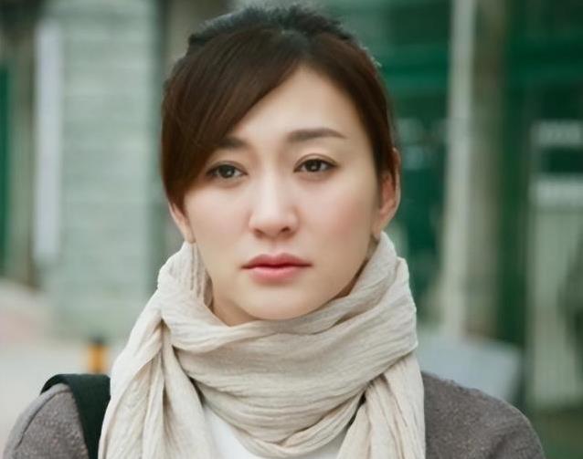 豪门梦碎后50岁李小冉重返舞台，手臂写满歌词谋生现状惹人唏嘘