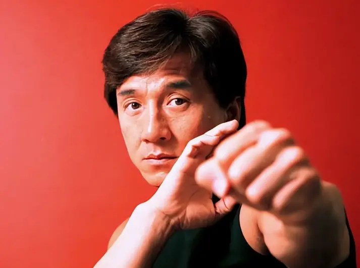 世事皆有因果，一生随性不羁的成龙，晚年终究难逃内心的遗憾