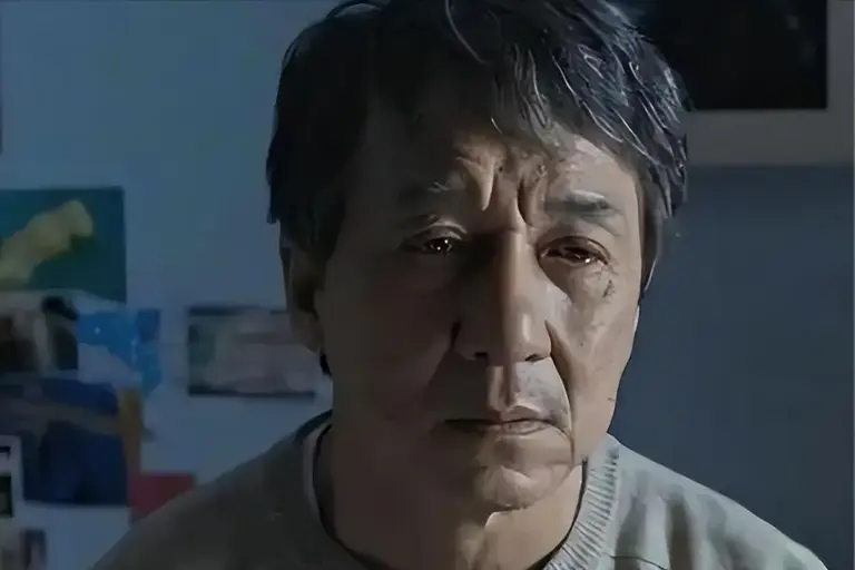 世事皆有因果，一生随性不羁的成龙，晚年终究难逃内心的遗憾