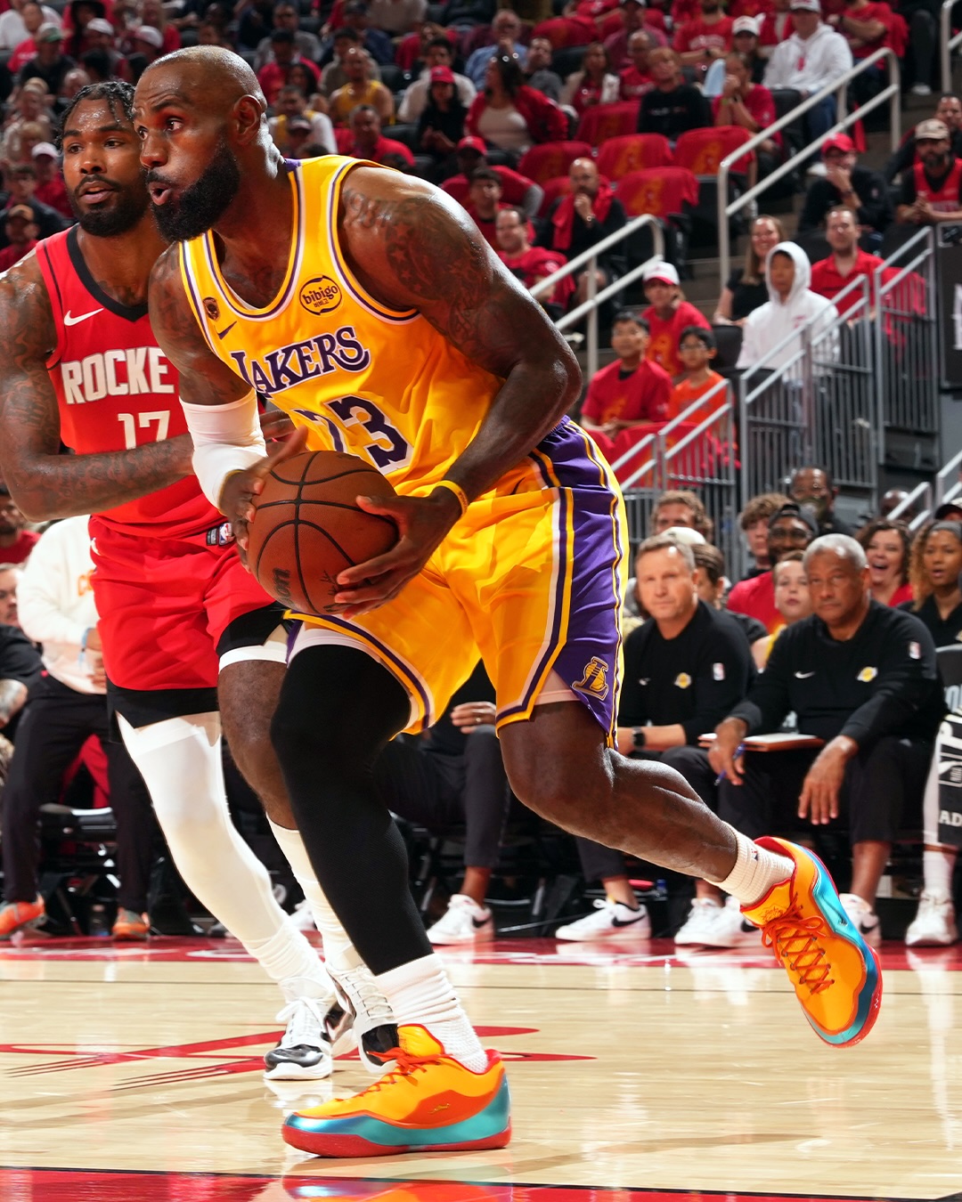 詹姆斯穿着空中大灌篮Lebron23，得到28分7篮板8助攻