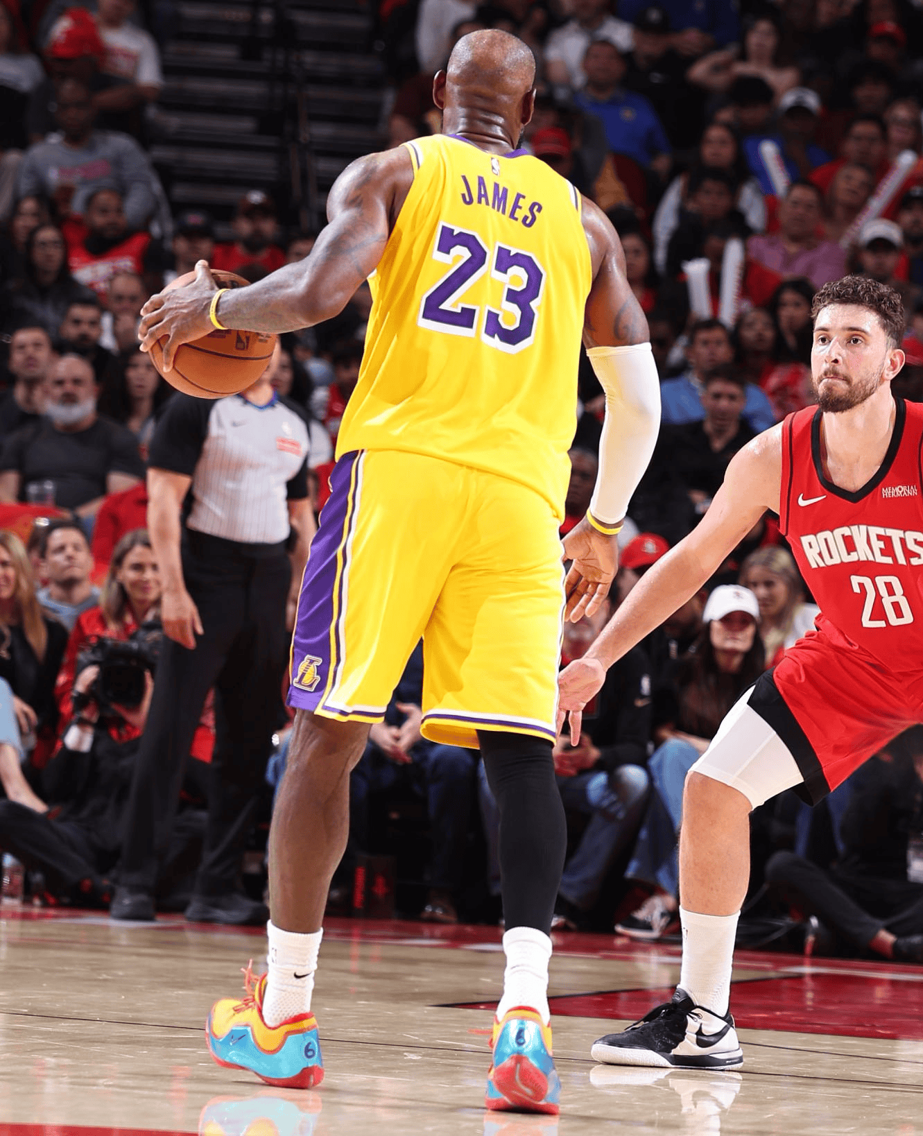 詹姆斯穿着空中大灌篮Lebron23，得到28分7篮板8助攻