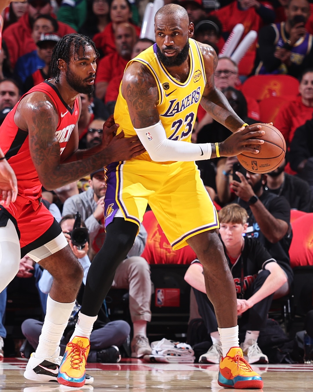 詹姆斯穿着空中大灌篮Lebron23，得到28分7篮板8助攻