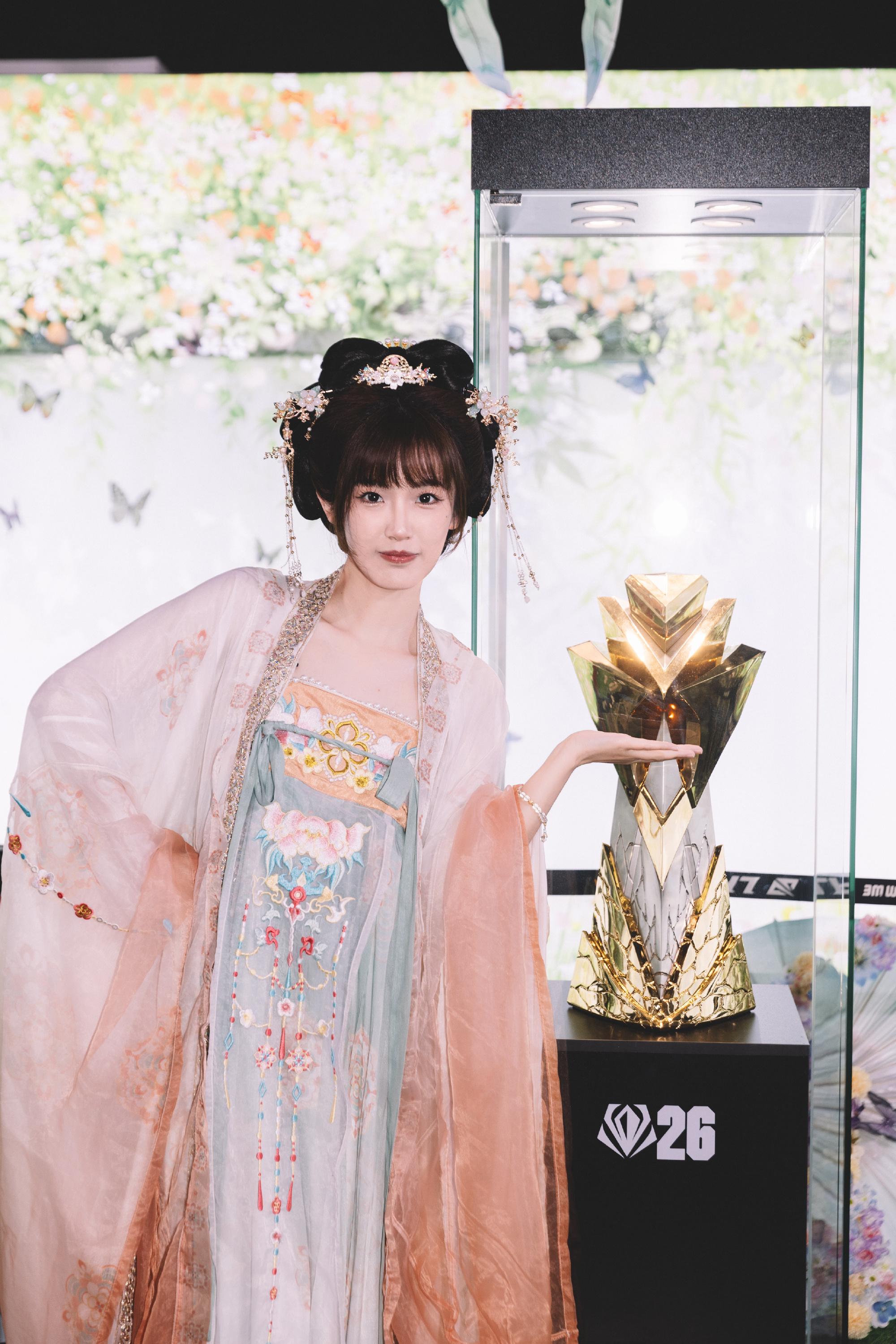LPL官方分享主持夏安国风照：初夏落长安，风月揽千年