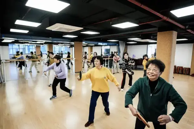 都来赛｜弄堂里跳出银发乒乓操! 世界冠军郑敏之在南西街道的邻里姊妹情