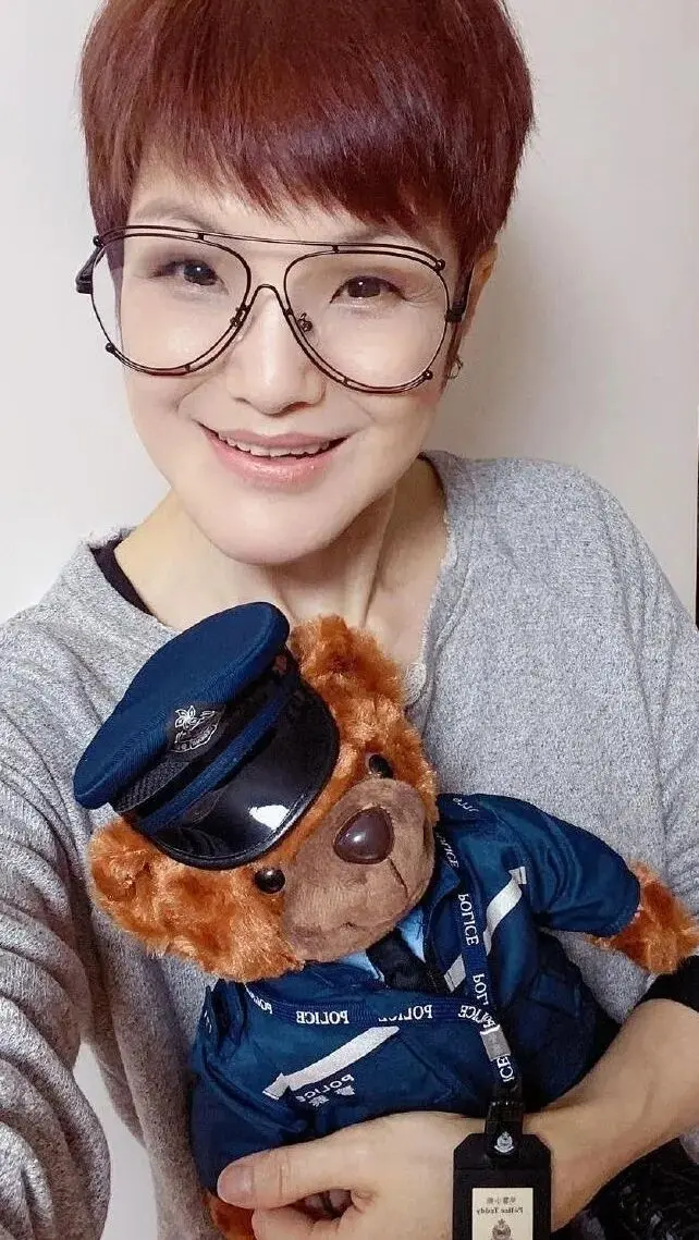 TVB前绿叶艺人内地直播突然爆火，当场痛哭，坦言终于交得起电费