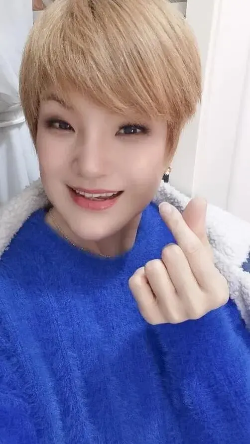 TVB前绿叶艺人内地直播突然爆火，当场痛哭，坦言终于交得起电费