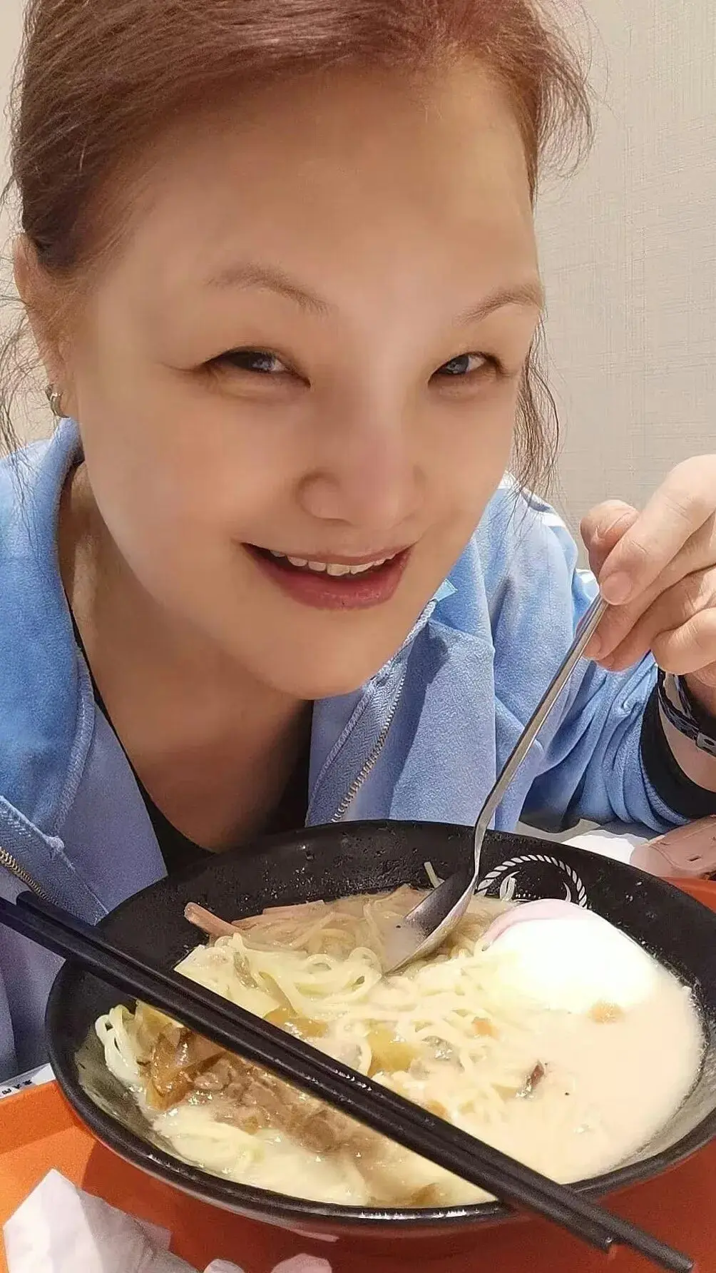 TVB前绿叶艺人内地直播突然爆火，当场痛哭，坦言终于交得起电费