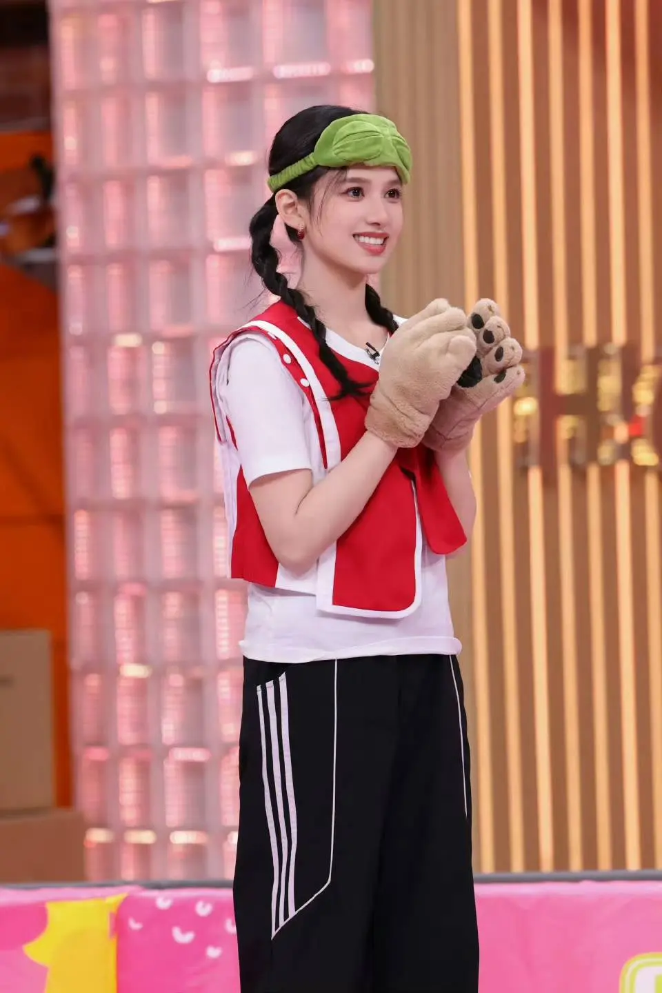 张婧仪团队维权!Hi6名牌错贴周也，录制现场禁止团队入场