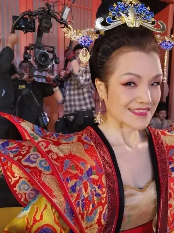 TVB前绿叶艺人内地直播突然爆火，当场痛哭，坦言终于交得起电费
