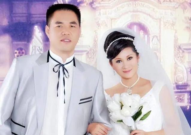 49岁张钰近况：曾单挑导演圈遭封杀，如今在老家摆摊现状如何?