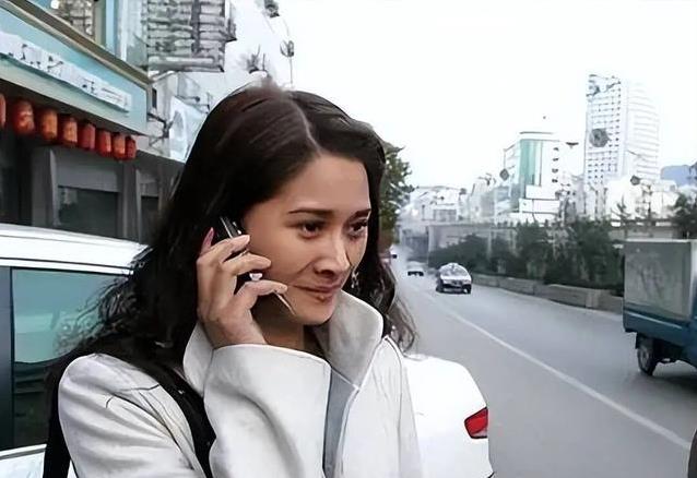 49岁张钰近况：曾单挑导演圈遭封杀，如今在老家摆摊现状如何?