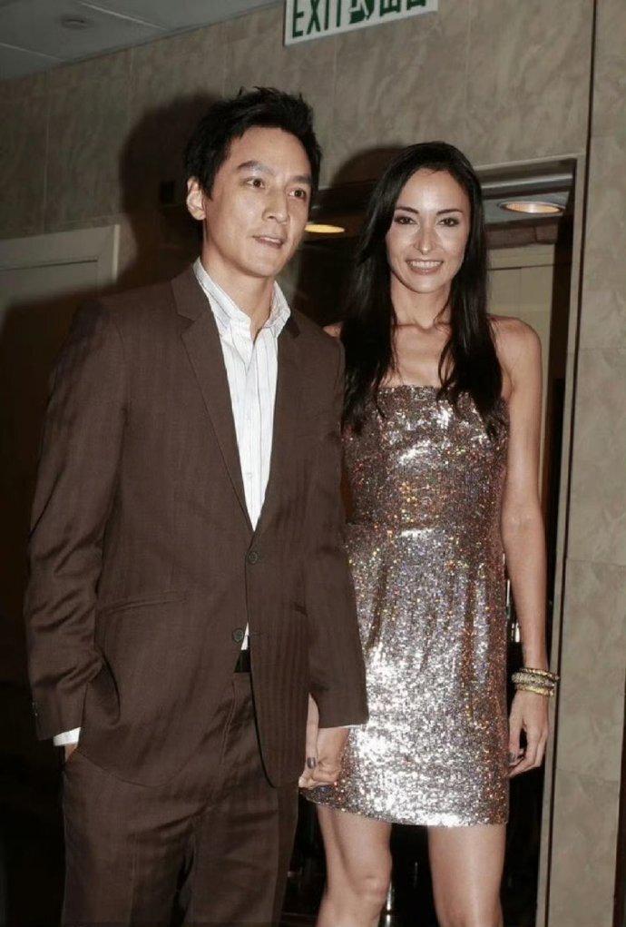 吴彦祖妻子宣布复出，吴彦祖现身评论区回复: 