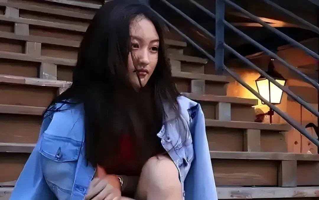 她是6岁被成龙抱上春晚的萌娃，也是14岁被嘲“丑”退圈的童星
