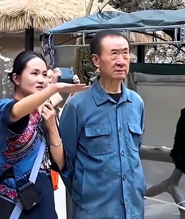 老父亲王健林卖万达广场还债，独子王思聪却在国外潇洒不闻不问?