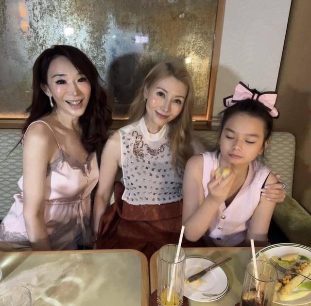 李嘉欣和闺蜜提前庆祝母亲节，一旁闺蜜脸型怪异，医美后遗症严重