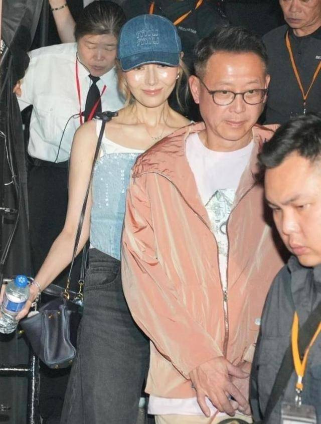 李嘉欣和闺蜜提前庆祝母亲节，一旁闺蜜脸型怪异，医美后遗症严重