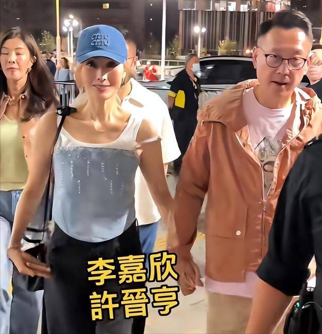 李嘉欣和闺蜜提前庆祝母亲节，一旁闺蜜脸型怪异，医美后遗症严重