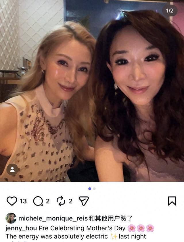 李嘉欣和闺蜜提前庆祝母亲节，一旁闺蜜脸型怪异，医美后遗症严重