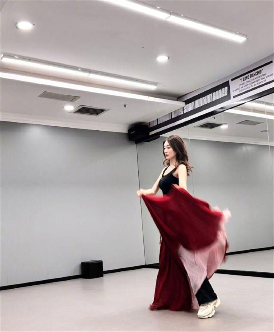李小冉练习室红裙杀疯！50岁冷白皮自带柔光，这才是真女神