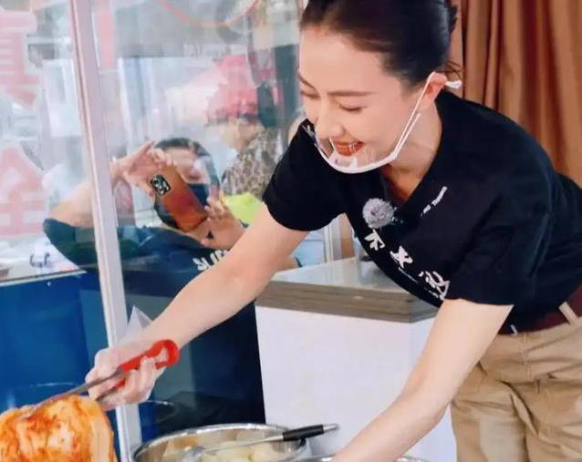 高圆圆在沈阳菜场卖辣白菜？女神变身摊主动作娴熟，路人都不敢认