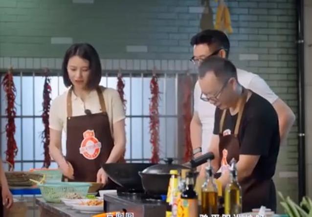 高圆圆在沈阳菜场卖辣白菜？女神变身摊主动作娴熟，路人都不敢认