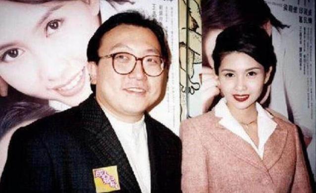 王晶隐退几十年的妻子，颜值为何胜过所有晶女郎?
