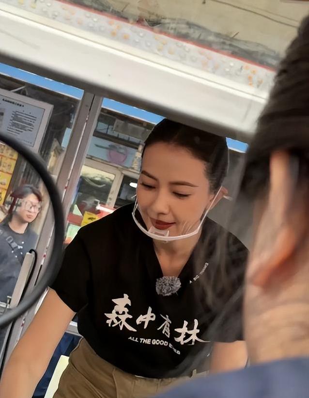 高圆圆在沈阳菜场卖辣白菜？女神变身摊主动作娴熟，路人都不敢认