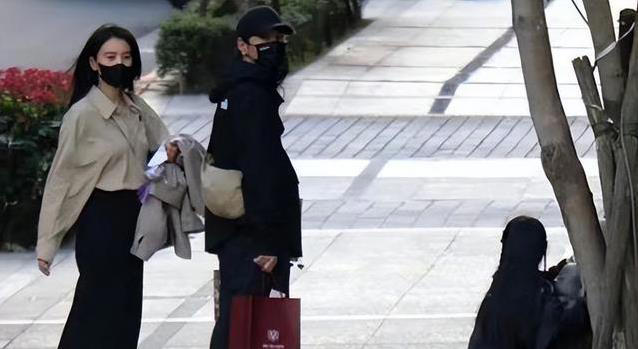 高圆圆在沈阳菜场卖辣白菜？女神变身摊主动作娴熟，路人都不敢认