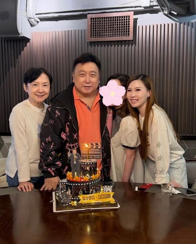 王晶隐退几十年的妻子，颜值为何胜过所有晶女郎?