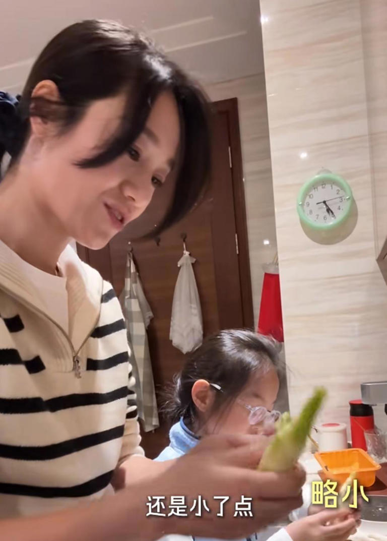 朱丹全家到大理度假，周一围松弛感拉满，8岁女儿还帮妈妈做点心