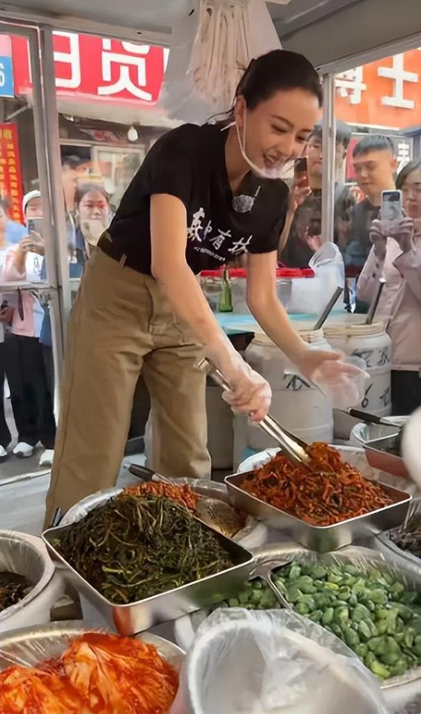 高圆圆在沈阳菜场卖辣白菜？女神变身摊主动作娴熟，路人都不敢认
