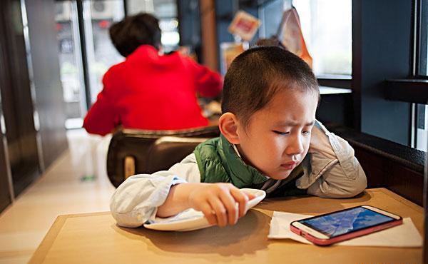 “妈妈，我想玩手机”，若不想同意，请这样回答，孩子不抵触反而会高兴