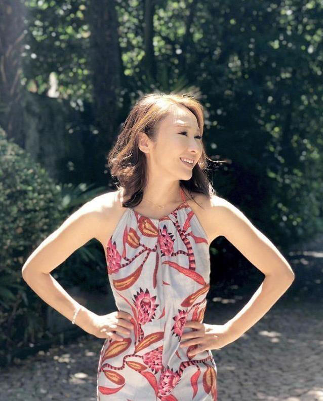 谁说五十岁只能叫大妈？黎姿一袭粉裙亮相惊艳众人，这曲线真绝了