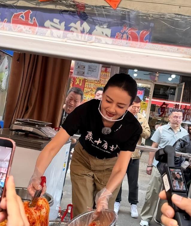 高圆圆在沈阳菜场卖辣白菜？女神变身摊主动作娴熟，路人都不敢认
