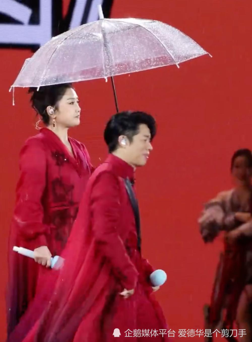 “扔伞之仇”终结篇？凤凰传奇深圳站：曾毅潇洒弃伞再开启“复仇”，玲花这次学聪明了