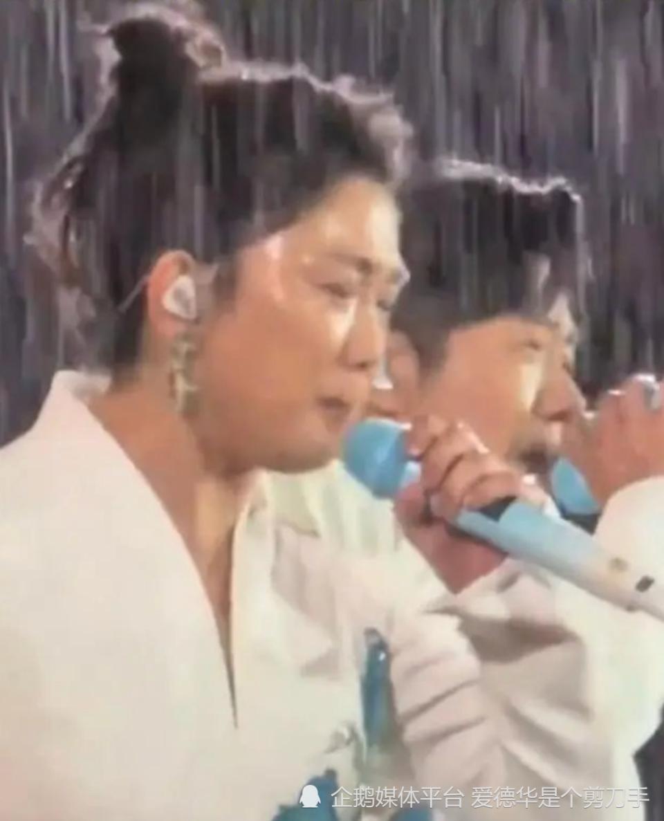“扔伞之仇”终结篇？凤凰传奇深圳站：曾毅潇洒弃伞再开启“复仇”，玲花这次学聪明了