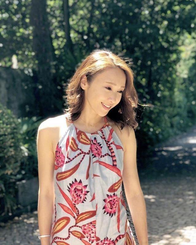 谁说五十岁只能叫大妈？黎姿一袭粉裙亮相惊艳众人，这曲线真绝了